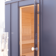 Sauna ogrodowa Rajska Góra – drzwi wejściowe ze szkła hartowanego