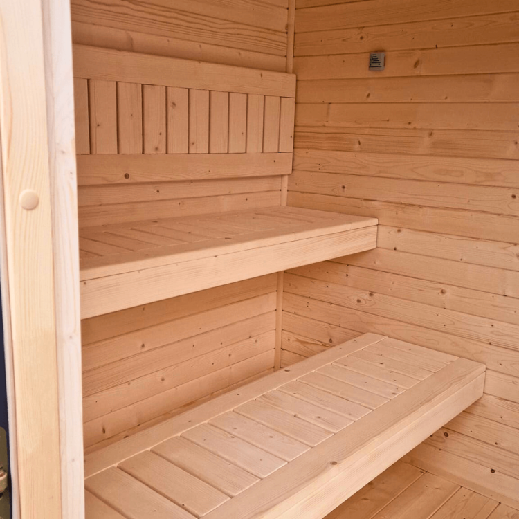 Dwupoziomowe ławki ze świerku – ergonomiczne wnętrze sauny Rajska Góra