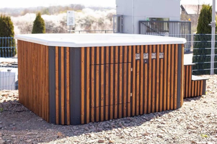 Jacuzzi z dyszami massującymi wodno-powietrznymi i cichą pompą 1 HP