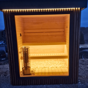 Nowoczesna sauna z elewacją lamelową i jasnym, świerkowym wnętrzem