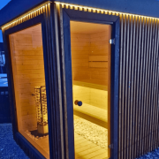 Sauna zewnętrzna z hartowaną szybą panoramiczną i LED-owym oświetleniem
