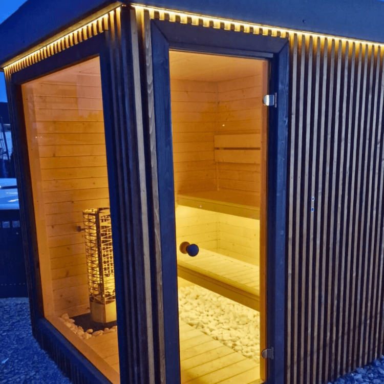 Sauna zewnętrzna z hartowaną szybą panoramiczną i LED-owym oświetleniem