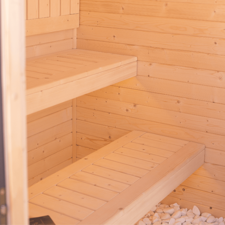 Jasne wnętrze sauny z ławkami świerkowymi i ergonomicznym układem